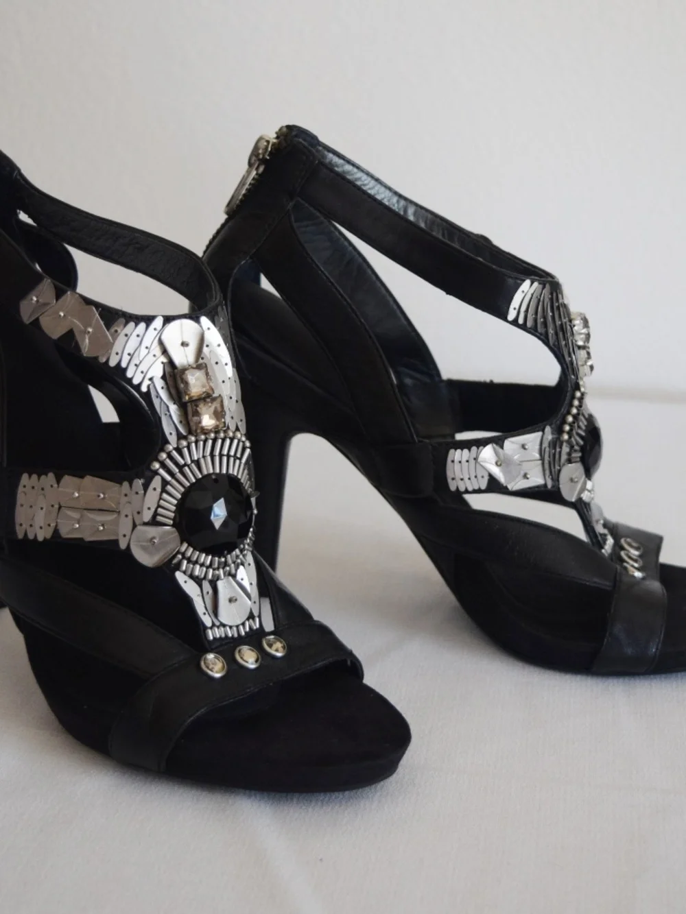 Nine West Women Size 8 Black Jeweled Beaded T-Strap Formal Sandal
